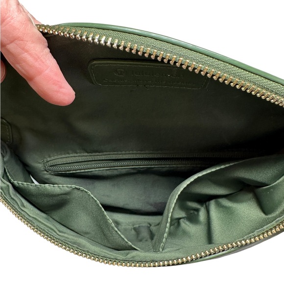Lululemon Leather Alternative Saddle Crossbody Bag 2L Barracks Green/Gold - Picture 7 of 12